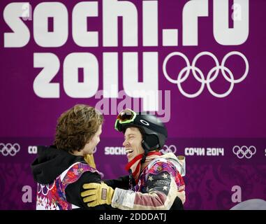 NO FILM, NO VIDEO, NO TV, NO DOCUMENTARIO - Shaun White (destra), degli Stati Uniti, si congratula con il vincitore della medaglia d'oro Iouri Podladtchikov, della Svizzera, dopo l'halfpipe maschile al Rosa Khutor Extreme Park durante le Olimpiadi invernali di Sochi, Russia, martedì 11 febbraio 2014. Foto di Carlos Gonzalez/Minneapolis Star Tribune/MCT/ABACAPRESS.COM Foto Stock