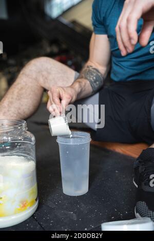 Primo piano di sportivo che fa il protien shake Foto Stock