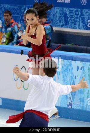 NESSUN FILM, NESSUN VIDEO, NESSUNA TV, NESSUN DOCUMENTARIO - la Felicia Zhang degli Stati Uniti e Nathan Bartholomay gareggiano in coppia a pattinare libero durante le Olimpiadi invernali al Palazzo di Pattinaggio di Iceberg a Sochi, Russia, mercoledì 12 febbraio 2014. Foto di Chuck Myers/MCT/ABACAPRESS.COM Foto Stock