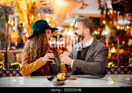 Una coppia di birre da tostare mentre si siede nella birreria all'aperto in città Foto Stock