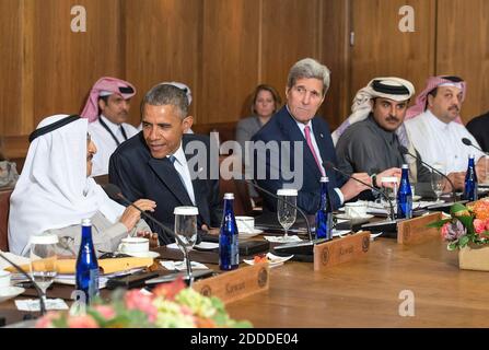 Il Presidente degli Stati Uniti Barack Obama (2nd-L) parla di Sceicco Sabah Al-Ahmed Al-Jaber Al-Sabah, Amir dello Stato del Kuwait, come Segretario di Stato John Kerry (2nd-R), Sheikh Tameem Bin Hamad Al-Thani, Amir dello Stato del Qatar e il dottor Khalid Bin Mohamed Al-Attiyah, ministro degli Affari Esteri del Qatar, guarda su durante un pranzo di lavoro presso il consiglio di cooperazione del Golfo degli Stati Uniti al Vertice di Camp David, il rifugio presidenziale vicino Thurmont, Maryland, il 14 maggio 2015. Obama ha ospitato i leader di Arabia Saudita, Kuwait, Bahrein, Qatar, Emirati Arabi Uniti e Oman per discutere una serie di questioni tra cui Foto Stock