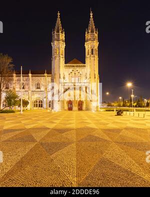 Portogallo, quartiere di Lisbona, Lisbona, piazza vuota di fronte all'ingresso del monastero di Jeronimos di notte Foto Stock