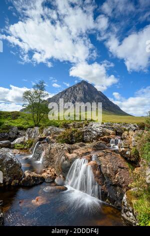 Piccole cascate a Glen Etive con Stob Dearg picco dentro sfondo Foto Stock