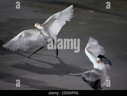 NO FILM, NO VIDEO, NO TV, NO DOCUMENTARIO - i ballerini si esibiscono durante un segmento di cerimonia di chiusura dedicato alle Olimpiadi invernali 2018 a PyeongChang, Corea del Sud, al Fisht Stadium di Sochi, Russia, domenica 23 febbraio 2014. Foto di Brian Cassella/Chicago Tribune/MCT/ABACAPRESS.COM Foto Stock