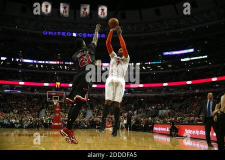 NESSUN FILM, NESSUN VIDEO, NESSUNA TV, NESSUN DOCUMENTARIO - Carmelo Anthony di New York Knicks spara contro la difesa di Jimmy Butler di Chicago Bulls allo United Center di Chicago, il 2 marzo 2014. Foto di Scott Strazzante/Chicago Tribune/MCT/ABACAPRESS.COM Foto Stock