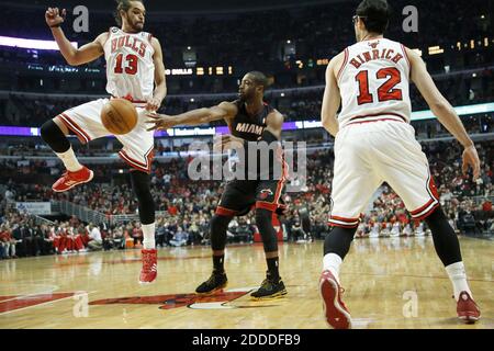 NESSUN FILM, NESSUN VIDEO, NESSUNA TV, NESSUN DOCUMENTARIO - Dwyane Wade (3), la guardia di ripresa di Miami, passa come Chicago Bulls Center Joakim Noah (13) e Chicago Bulls Shooting Guard Kirk Hinrich (12) difendere nel primo trimestre presso lo United Center di Chicago, il , USA il 9 marzo 2014. Foto di Jose M. Osorio/Chicago Tribune/MCT/ABACAPRESS.COM Foto Stock