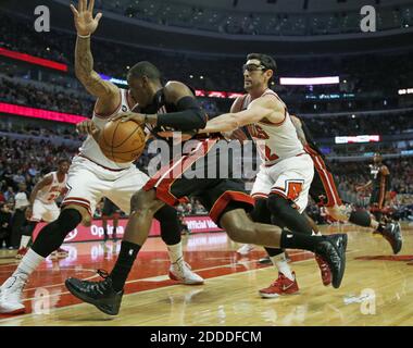 NESSUN FILM, NESSUN VIDEO, NESSUNA TV, NESSUN DOCUMENTARIO - la guardia di tiro di Chicago Bulls Kirk Hinrich (12) raggiunge per una palla come la guardia del punto di calore di Miami Mario Chalmers (15) guida al paniere dopo il potere di Chicago Bulls Carlos Boozer (5) nel primo trimestre presso lo United Center di Chicago, IL , USA il 9 marzo 2014. Foto di Jose M. Osorio/Chicago Tribune/MCT/ABACAPRESS.COM Foto Stock