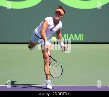 NESSUN FILM, NESSUN VIDEO, NESSUNA TV, NESSUN DOCUMENTARIO - il cinese Na li serve la palla a Madison Keys degli Stati Uniti durante il torneo di tennis Sony Open a Key Biscayne FL, USA il 23 marzo 2014. Foto di David Santiago/El Nuevo Herald/MCT/ABACAPRESS.COM Foto Stock