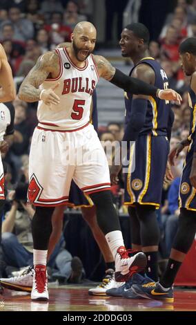 NESSUN FILM, NESSUN VIDEO, NESSUNA TV, NESSUN DOCUMENTARIO - Carlos Boozer di Chicago Bulls reagisce al punteggio contro Roy Hibbert di Indiana Pacers nel primo trimestre a Chicago, il, USA il 24 marzo 2014. Foto di Scott Strazzante/Chicago Tribune/MCT/ABACAPRESS.COM Foto Stock