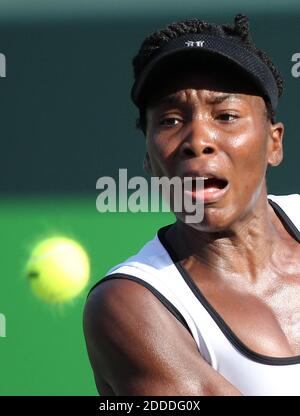 NESSUN FILM, NESSUN VIDEO, NESSUNA TV, NESSUN DOCUMENTARIO - Venus Williams degli Stati Uniti restituisce il pallone al Casey DELLACQUA australiano durante il torneo di tennis Sony Open a Key Biscayne FL, USA il 23 marzo 2014. Foto di David Santiago/El Nuevo Herald/MCT/ABACAPRESS.COM Foto Stock