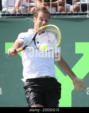 NESSUN FILM, NESSUN VIDEO, NESSUNA TV, NESSUN DOCUMENTARIO - Richard Gasquet in Francia restituisce il pallone al Kevin Anderson in Sud Africa durante il torneo di tennis Sony Open a Key Biscayne FL, USA il 23 marzo 2014. Foto di David Santiago/El Nuevo Herald/MCT/ABACAPRESS.COM Foto Stock