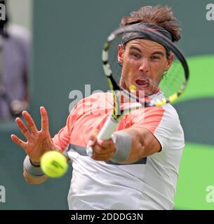 NESSUN FILM, NESSUN VIDEO, NESSUNA TV, NESSUN DOCUMENTARIO - il spagnolo Rafael Nadal restituisce una palla al serbo Novak Djokovic nella finale maschile al torneo di tennis Sony Open a Key Biscayne, FL, USA il 30 marzo 2014. Foto di al Diaz/Miami Herald/MCT/ABACAPRESS.COM Foto Stock