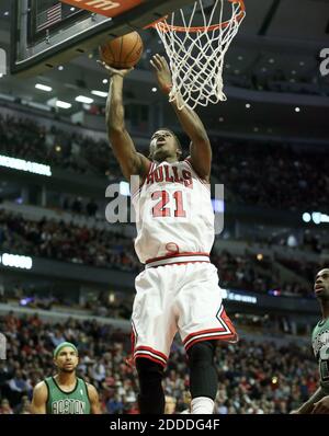 NESSUN FILM, NESSUN VIDEO, NESSUNA TV, NESSUN DOCUMENTARIO - Chicago Bulls guardia Jimmy Butler (21) fa un cesto contro i Boston Celtics durante la prima metà presso lo United Center a Chicago, il, Stati Uniti il 31 marzo 2014. Foto di Nuccio DiNuzzo/Chicago Tribune/MCT/ABACAPRESS.COM Foto Stock