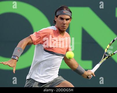 NESSUN FILM, NESSUN VIDEO, NESSUNA TV, NESSUN DOCUMENTARIO - Rafael Nadal in Spagna restituisce una palla a Milos Raonic in Canada durante il torneo di tennis Sony Open a Key Biscayne, FL, USA il 27 marzo 2014. Foto di Pedro Portal/El Nuevo Herald/MCT/ABACAPRESS.COM Foto Stock