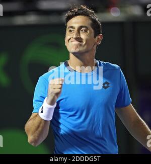 NESSUN FILM, NESSUN VIDEO, NESSUNA TV, NESSUN DOCUMENTARIO - Nicolas Almagro reagisce durante la sua partita con John Isner nel torneo di tennis Sony Open al Crandon Park a Key Biscayne, FL, USA il 24 marzo 2014. Foto di Patrick Farrell/Miami Herald/MCT/ABACAPRESS.COM Foto Stock