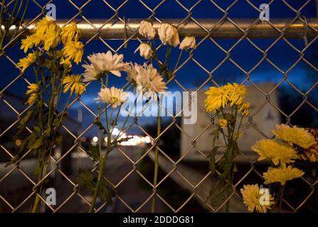 NESSUN FILM, NESSUN VIDEO, NESSUNA TV, NESSUN DOCUMENTARIO - i fiori sono stati collocati alla porta orientale di Fort Hood a Killeen, Texas, USA, venerdì 4 aprile 2014, in onore delle vittime della sparatoria. Foto di Jay Janner/Austin American-statesman/MCT/ABACAPRESS.COM Foto Stock