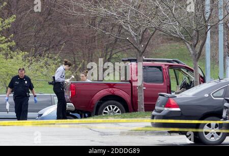 NO FILM, NO VIDEO, NO TV, NO DOCUMENTARIO - gli investigatori della polizia e della scena del crimine sono stati sulla scena di una ripresa al campus del Jewish Community Center di Overland Park, KS, USA, domenica 13 aprile 2014. Una persona è stata uccisa e un'altra criticamente. Foto di Tammy Ljungblad/Kansas City Star/MCT/ABACAPRESS.COM Foto Stock