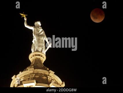 NO FILM, NO VIDEO, NO TV, NO DOCUMENTARIO - la luna diventa rossa durante un'eclissi lunare totale sulla statua della Dea della libertà in cima al Campidoglio di Austin, Texas, USA, alle 3:23 CDT di martedì 15 aprile 2014. Foto di Jay Janner/Austin American-statesman/MCT/ABACAPRESS.COM Foto Stock