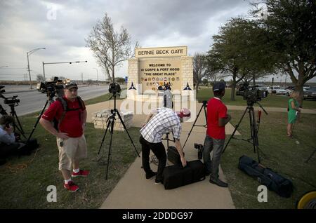 NO FILM, NO VIDEO, NO TV, NO DOCUMENTARIO - Media aspetta una dichiarazione ufficiale al Bernie Beck Main Gate a Fort Hood, Texas, USA, mercoledì 2 aprile 2014, dopo una ripresa alla base. Foto di Deborah Cannon/Austin American-statesman/MCT/ABACAPRESS.COM Foto Stock