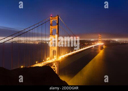 Percorso leggero sul Golden Gate Bridge a San Francisco, California, USA Foto Stock