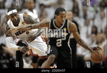 NESSUN FILM, NESSUN VIDEO, NESSUNA TV, NESSUN DOCUMENTARIO - il Kawhi Leonard di San Antonio Spurs (2) dribbles intorno al LeBron James di Miami Heat durante la seconda metà in Game 4 delle finali NBA all'American Airlines Arena di Miami, FL, USA il 12 giugno 2014. Foto di Michael Laughlin/Sun Sentinel/MCT/ABACAPRESS.COM Foto Stock