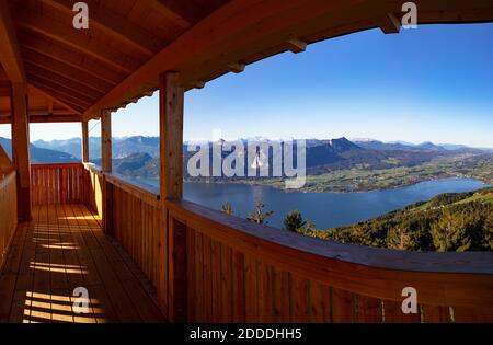 Montagne e lago Mondsee contro il cielo limpido visto dal punto di osservazione, Salzkammergut, Austria Foto Stock