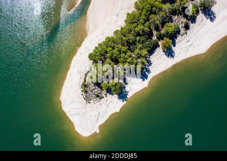 Spagna, Isole Baleari, Elicotteri vista della spiaggia sabbiosa di Gorg Blau lago artificiale in estate Foto Stock