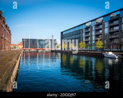 Danimarca, Copenhagen, Canal di fronte al Danish Architecture Centre Foto Stock