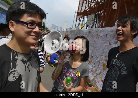 NO FILM, NO VIDEO, NO TV, NO DOCUMENTARIO - studenti Coco ho, 16, e Philip Yeung, 17, centro e destra, protestano pacificamente con il loro insegnante di inglese, partito, a Hong Kong, Cina il 2 ottobre 2014. Il muro di messaggio vicino al quartier generale del governo di Hong Kong ad Admiralty contiene più di 4,000 messaggi, e continua ad attirare commenti da persone di tutto il mondo. Foto di Chris Stowers/McClatchy/MCT/ABACAPRESS.COM Foto Stock