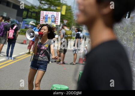 NO FILM, NO VIDEO, NO TV, NO DOCUMENTARIO - studenti Coco ho, 16, e Philip Yeung, 17, protestano pacificamente a Hong Kong, Cina il 2 ottobre 2014. Il muro di messaggio vicino alla sede del governo di Hong Kong ad Admiralty contiene oltre 4000 messaggi e continua ad attirare commenti da persone di tutto il mondo. Foto di Chris Stowers/McClatchy/MCT/ABACAPRESS.COM Foto Stock