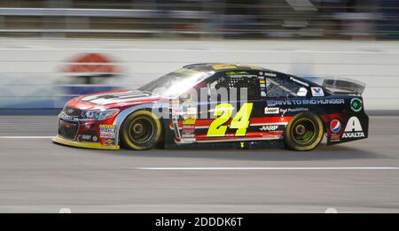 NO FILM, NO VIDEO, NO TV, NO DOCUMENTARIO - Jeff Gordon ha condotto in ritardo nella NASCAR Sprint Cup Series AAA Texas 500 prima di un crash causato da Brad Keselowski al Texas Motor Speedway a Fort Worth, TX, USA il 2 novembre 2014. Foto di David Kent/Fort Worth Star-Telegram/MCT/ABACAPRESS.COM Foto Stock