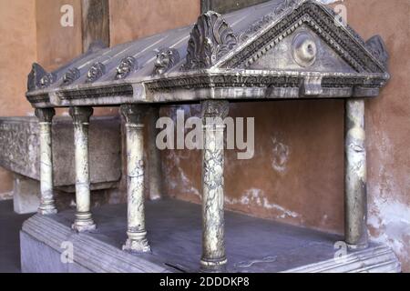 Roma, Rom, Basilica Papale di San Lorenzo fuori le mura; Sankt Laurentius vor den Mauern; Portico - Tomba con ciborio su colonnine. Foto Stock