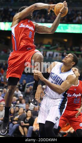 NO FILM, NO VIDEO, NO TV, NO DOCUMENTARIO - il Los Angeles Clippers' DeAndre Jordan (6) blocca la ripresa del Orlando Magic's Tobias Harris (12) presso l'Amway Center di Orlando, FL, USA il 19 novembre 2014. Foto di Stephen M. Dowell/Orlando Sentinel/TNS/ABACAPRESS.COM Foto Stock