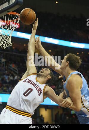 NO FILM, NO VIDEO, NO TV, NO DOCUMENTARIO - Cleveland Cavaliers' Kevin Love Battles Denver Nuggets' Center Timofey Mozgov durante il primo trimestre presso la Quicken Loans Arena di Cleveland, OH, USA il 17 novembre 2014. I Cavs perse ai Nuggets 106-97. Foto di Phil Masturzo/Akron Beacon Journal/TNS/ABACAPRESS.COM Foto Stock