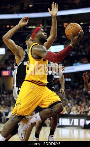 NESSUN FILM, NESSUN VIDEO, NESSUNA TV, NESSUN DOCUMENTARIO - il LeBron James dei Cavaliers di Cleveland guida al cestino contro il Tim Duncan degli Spurs di San Antonio nel secondo trimestre alla Quicken Loans Arena a Cleveland, OH, USA su Novemer 19, 2014. Foto di Mike Cardew/Akron Beacon Journal/TNS/ABACAPRESS.COM Foto Stock