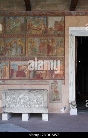 Roma, Rom, Basilica Papale di San Lorenzo fuori le mura; Sankt Laurentius vor den Mauern; Portico - sarcofago con una scena vintage. Foto Stock