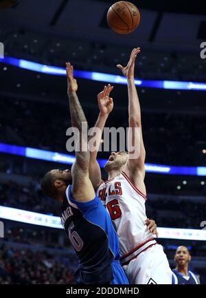 NESSUN FILM, NESSUN VIDEO, NESSUNA TV, NESSUN DOCUMENTARIO - il Pau Gasol di Chicago Bulls (16) spara sopra il Tyson Chandler di Dallas Mavericks (6) nella prima metà allo United Center a Chicago, il, Stati Uniti il 2 dicembre 2014. Photoby Chris Sweda/Chicago Tribune/TNS/ABACAPRESS.COM Foto Stock