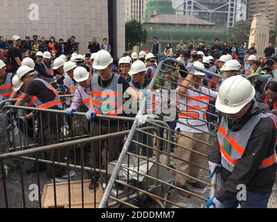 NO FILM, NO VIDEO, NO TV, NO DOCUMENTARIO - gli equipaggi di demolizione iniziano a rimuovere le barricate dal principale sito di Hong Kong più proest in Cina, vicino agli edifici governativi di Admiralty, il giovedì 11 dicembre 2014. I manifestanti pro-democrazia hanno occupato il sito per 75 giorni. Dicono che le proteste continueranno, anche dopo il ripristino del traffico nella zona dell'Ammiragliato. Foto di Antony Dapiran/McClatchy DC/TNS/ABACAPRESS.COM Foto Stock