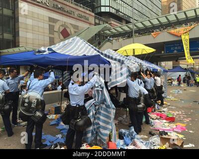 NO FILM, NO VIDEO, NO TV, NO DOCUMENTARIO - la polizia abbattere le strutture ombra e tende al principale sito di protesta di Hong Kong in Cina giovedì 11 dicembre 2014. I manifestanti pro-democrazia hanno occupato il sito dell'Ammiragliato, vicino al quartier generale del governo, per più di due mesi. La maggior parte dei manifestanti sono partiti senza resistenza Giovedi come la polizia ha effettuato un ordine di tribunale per cancellare il sito. Foto di Antony Dapiran/McClatchy DC/TNS/ABACAPRESS.COM Foto Stock