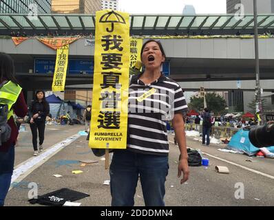 NO FILM, NO VIDEO, NO TV, NO DOCUMENTARIO - UN protestante urla come polizia e gli equipaggi di demolizione chiaro il principale sito di protesta di Hong Kong in Cina giovedì 11 dicembre 2014. I manifestanti pro-democrazia hanno occupato questo sito, vicino alla sede del governo, dal settembre 28. Stanno sfidando Pechino a cercare un sistema elettorale più aperto per scegliere il capo esecutivo di Hong Kong nel 2017. Foto di Antony Dapiran/McClatchy DC/TNS/ABACAPRESS.COM Foto Stock