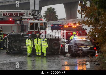 NO FILM, NO VIDEO, NO TV, NO DOCUMENTARY - UNA squadra di pattugliamento della California Highway è stata colpita mentre lavorava lungo l'autostrada 87 allagata a San Jose, California, giovedì 11 dicembre 2014. Foto di Karl Mondon/Bay Area News Group/TNS/ABACAPRESS.COM Foto Stock