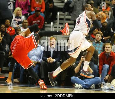 NESSUN FILM, NESSUN VIDEO, NESSUNA TV, NESSUN DOCUMENTARIO - Atlanta Hawks forward Paul Millsap è imbrogliato da Chicago Bulls avanti Taj Gibson guida al basket negli ultimi minuti del gioco alla Philips Arena di Atlanta, GA, USA il 15 dicembre 2014. Foto di Curtis Compton/Atlanta Journal-Constitution/TNS/ABACAPRESS.COM Foto Stock