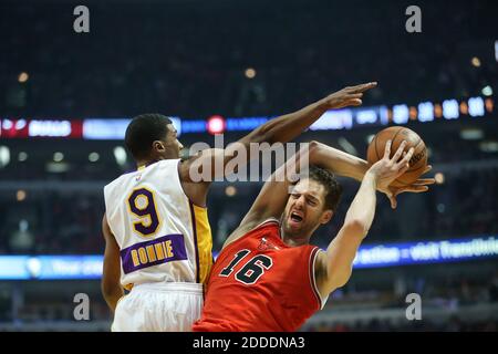 NO FILM, NO VIDEO, NO TV, NO DOCUMENTARIO - Los Angeles Lakers guardia Ronnie Price (9) fouls Chicago Bulls avanti Pau Gasol (16) durante il secondo periodo il 25 dicembre 2014 presso lo United Center di Chicago, il, USA. I tori battono i Lakers 113-93. Foto di Armando L. Sanchez/Chicago Tribune/TNS/ABACAPRESS.COM Foto Stock