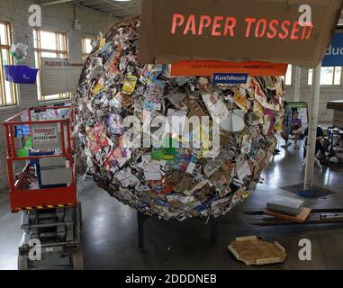 NESSUN FILM, NESSUN VIDEO, NESSUNA TV, NESSUN DOCUMENTARIO - la Minnesota Pollution Control Agency ha creato una palla di carta del peso di 426 libbre, con una circonferenza di everage di 32.22 piedi. La palla è stata in mostra nel palazzo Eco Experience alla fiera statale del Minnesota a Falcon Heights, Minnesota, 6 agosto 2014. Foto di Monica Herndon/Minneapolis Star Tribune/TNS/ABACAPRESS.COM Foto Stock