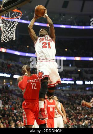 NESSUN FILM, NESSUN VIDEO, NESSUNA TV, NESSUN DOCUMENTARIO - la guardia dei tori di Chicago Jimmy Butler (21) schiatta un vicolo-oop pass dalla guardia dei tori di Chicago Derrick Rose (1) durante la prima metà allo United Center a Chicago, il, USA il 5 gennaio 2015. Foto di Nuccio DiNuzzo/Chicago Tribune/TNS/ABACAPRESS.COM Foto Stock