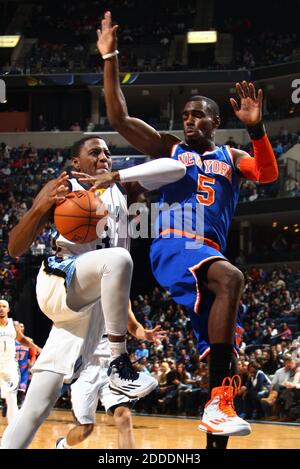 NO FILM, NO VIDEO, NO TV, NO DOCUMENTARIO - Jordan Adams di Memphis Grizzlies si muove nel paniere difeso da Tim Hardaway Jr. Di New York Knicks al FedExForum di Memphis, TN, USA il 5 gennaio 2015. Foto di Nikki Boertman/l'appello commerciale/TNS/ABACAPRESS.COM Foto Stock