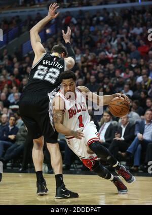 NO FILM, NO VIDEO, NO TV, NO DOCUMENTARIO - Chicago Bulls guardia Derrick Rose (1) guida al paniere dopo la difesa di San Antonio Spurs centro Tiago Splitter (22) nel secondo trimestre presso lo United Center di Chicago, il, USA il 22 gennaio 2015. I tori vincono 104-81. Foto di John J. Kim/Chicago Tribune/TNS/ABACAPRESS.COM Foto Stock