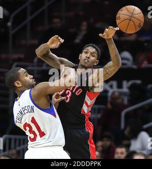 NESSUN FILM, NESSUN VIDEO, NESSUNA TV, NESSUN DOCUMENTARIO - Philadelphia 76ers' Hollis Thompson (31) bussa alla palla lontano dalla guardia dei Raptors di Toronto Louis Williams (23) durante il quarto trimestre al Wells Fargo Center a Philadelphia, PA, USA il 2 marzo 2015. Foto di Steven M. Falk/Philadelphia Daily News/TNS/ABACAPRESS.COM Foto Stock