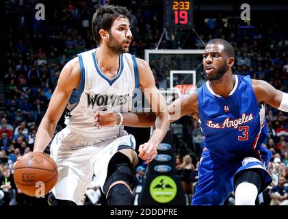 NESSUN FILM, NESSUN VIDEO, NESSUNA TV, NESSUN DOCUMENTARIO - il 2 marzo 2015 Ricky Rubio (9) è difeso da Chris Paul (3) dei Los Angeles Clippers durante il primo trimestre al Target Center di Minneapolis, MN, USA. Foto di Carlos Gonzalez/Minneapolis Star Tribune/TNS/ABACAPRESS.COM Foto Stock