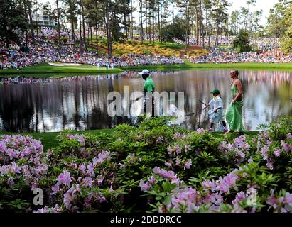 NO FILM, NO VIDEO, NO TV, NO DOCUMENTARIO - Tiger Woods, sinistra, conduce suo figlio Charlie, figlia Sam e partner Lindsey Vonn oltre le azalee verso il nono verde durante il concorso Par 3 Mercoledì, 8 aprile 2015, presso l'Augusta National Golf Club di Augusta, GA, USA. Foto di Jeff Siner/Charlotte Observer/TNS/ABACAPRESS.COM Foto Stock